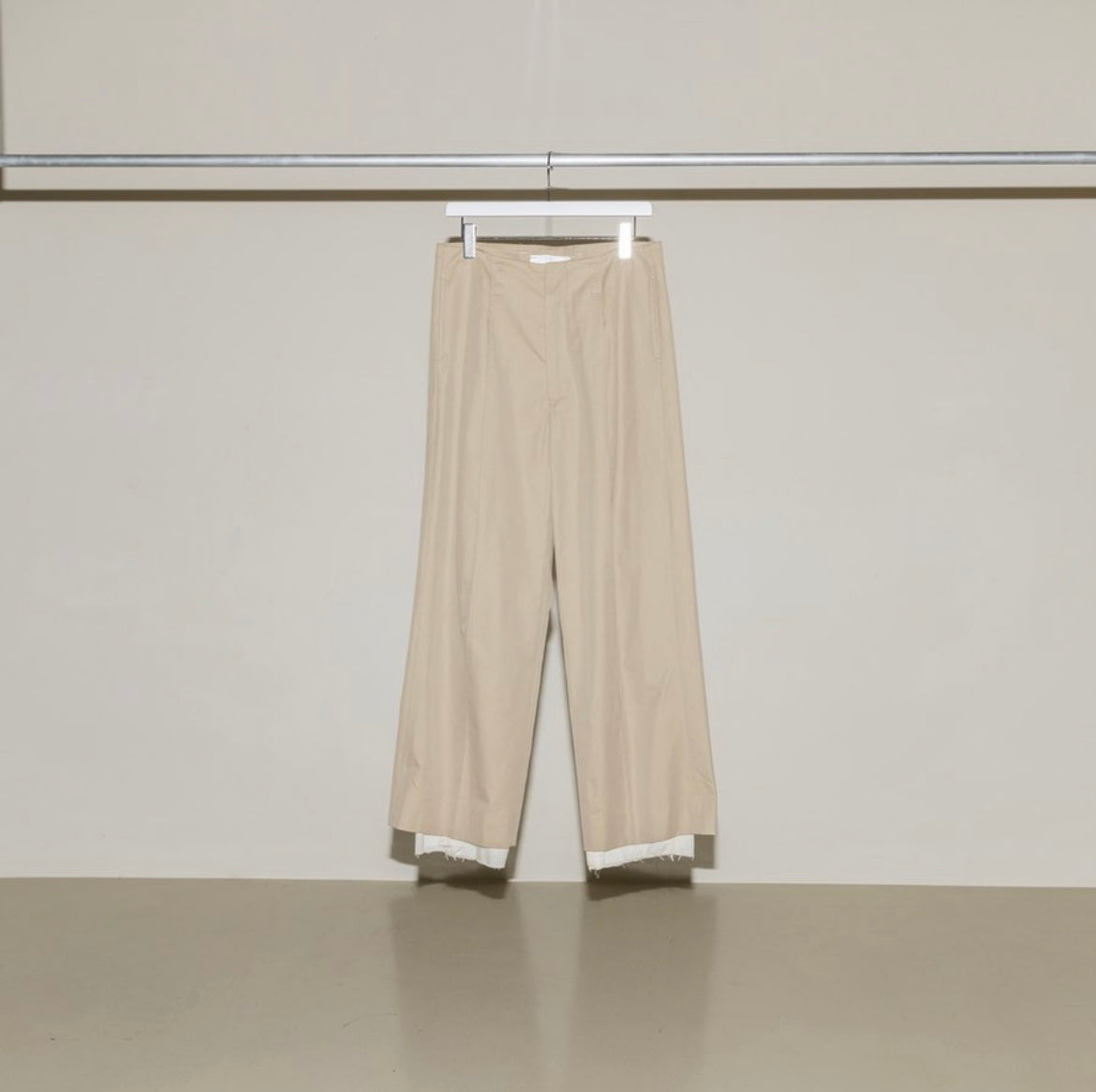UNCLE [TUCK TAPERED TROUSERS］